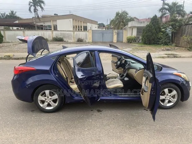 Hyundai Elantra for Rent With Professional Driver · Photo 3