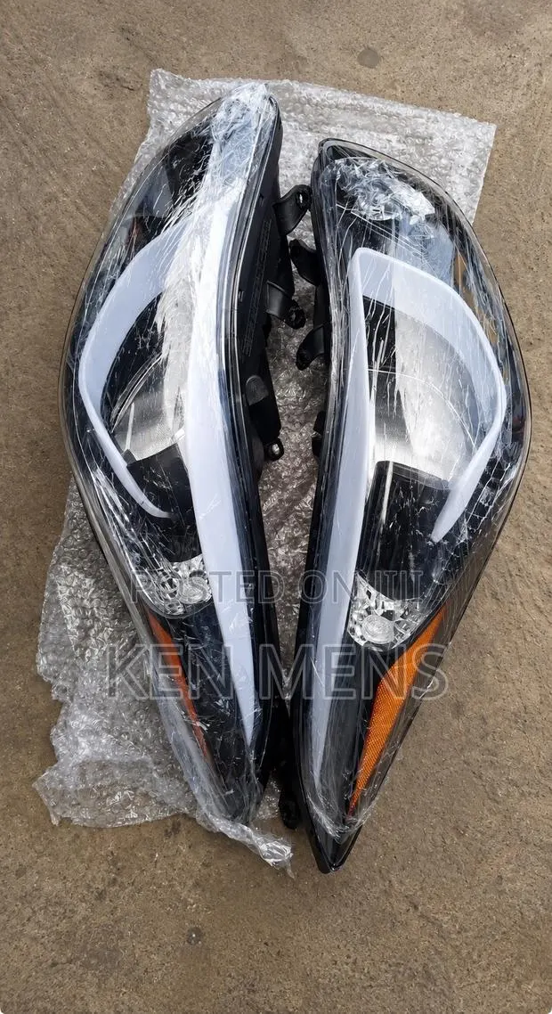 2014 Hyundai Elantra Headlight · Photo 1
