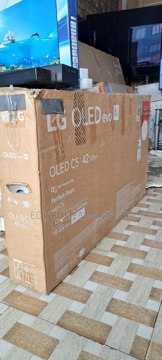 LG 42" Class OLED Evo C5 AI Super Upscaling 2025 UHD Smart · Photo 1