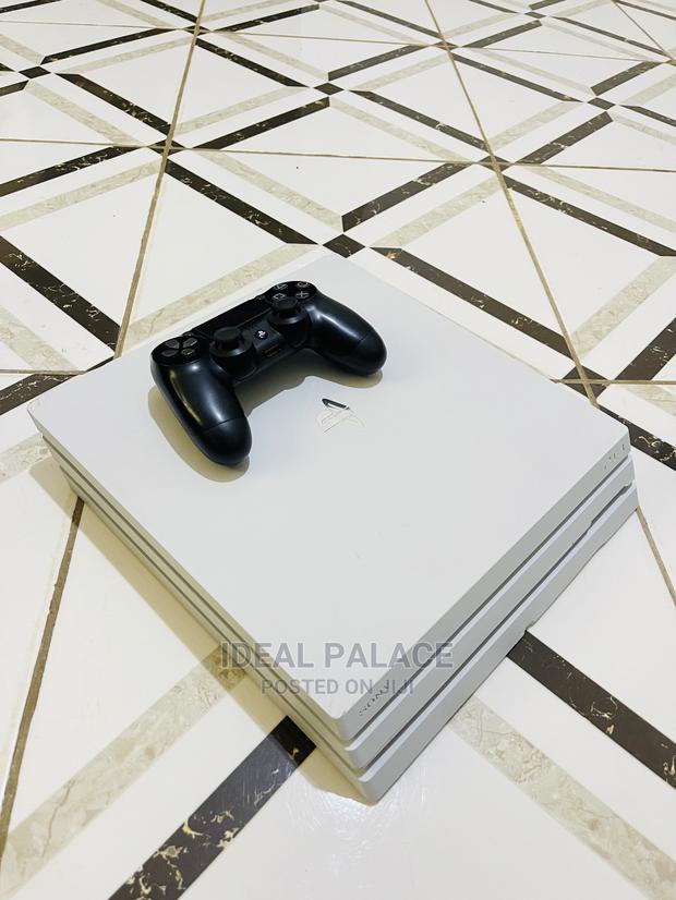 Playstation 4 Pro Limited White Edition · Photo 4