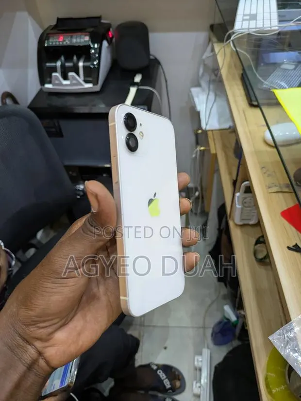Apple iPhone 12 64 GB White · Photo 1