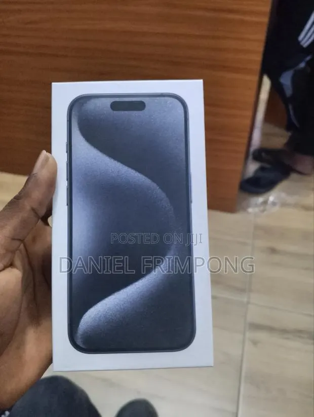 New Apple iPhone 15 256 GB Green · Photo 1