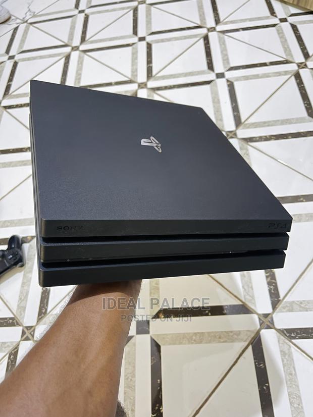 Playstation 4 Pro With 6 Games · Photo 2