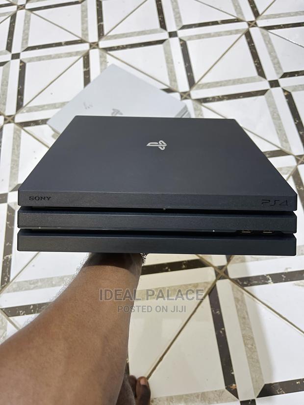 Playstation 4 Pro With 6 Games · Photo 1
