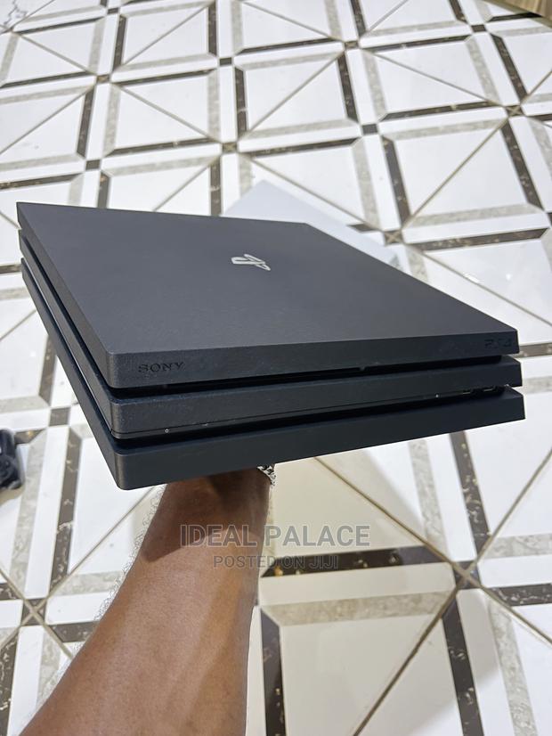 Playstation 4 Pro With 6 Games · Photo 3