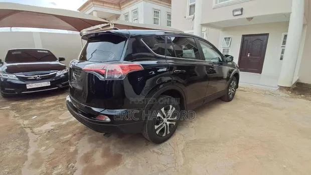 Toyota RAV4 LE 4dr SUV AWD (2.5L 4cyl 6A) 2018 Black · Photo 1
