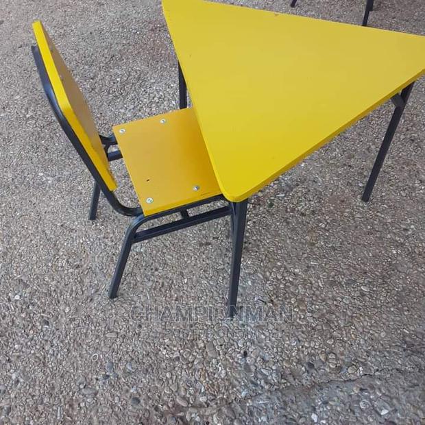 Kids Table and Chairs · Photo 2