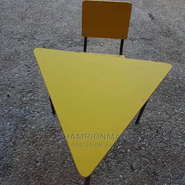 Kids Table and Chairs · Photo 3