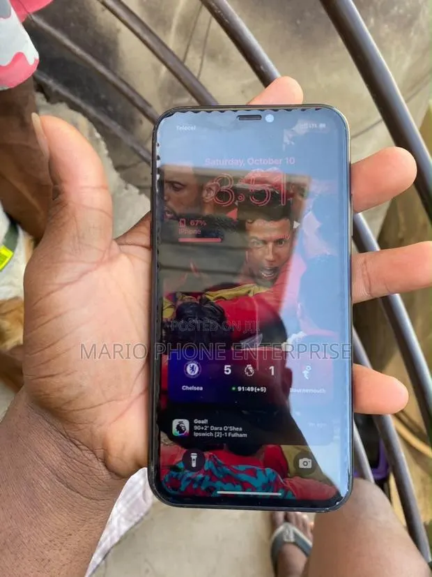 Apple iPhone XR 64 GB Black · Photo 1