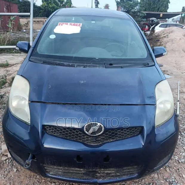 Toyota Vitz 2010 Blue · Photo 1