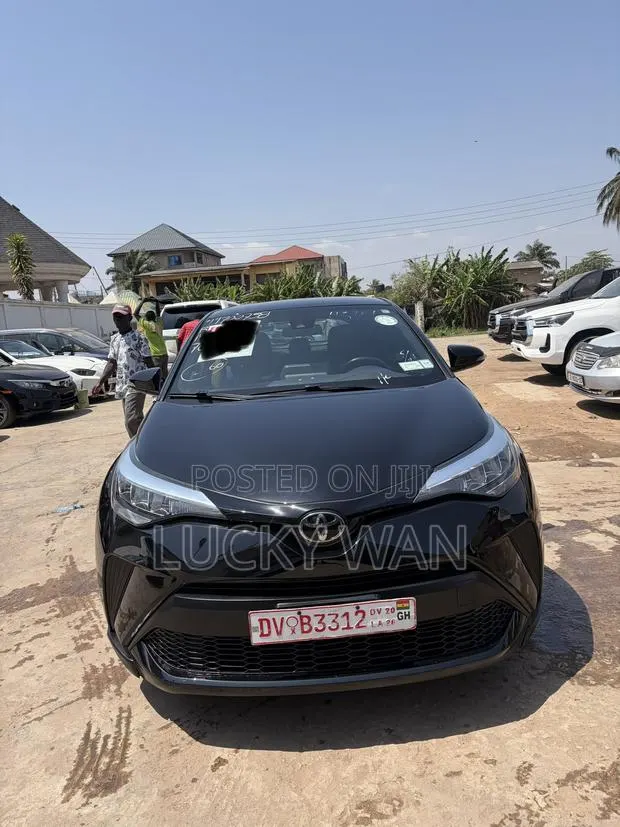 Toyota C-HR LE FWD 2020 Black · Photo 1