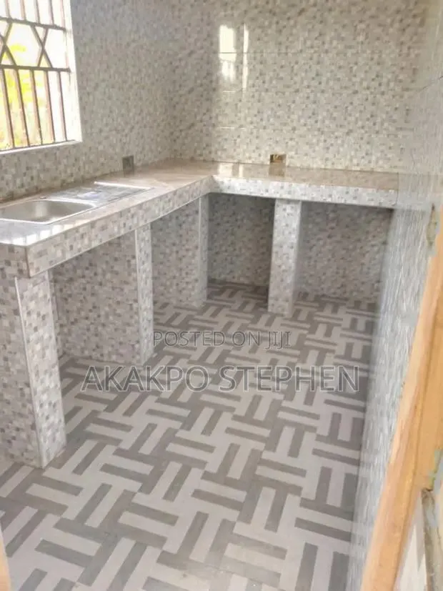 Master Hands in Tiling · Photo 1