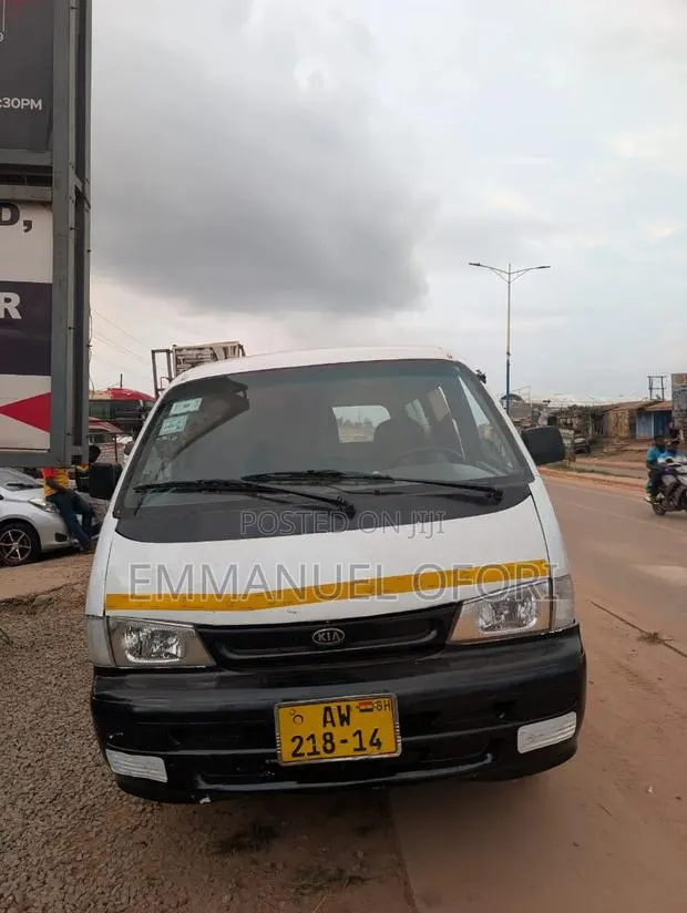 Hyundai Porter II 2004 White · Photo 1