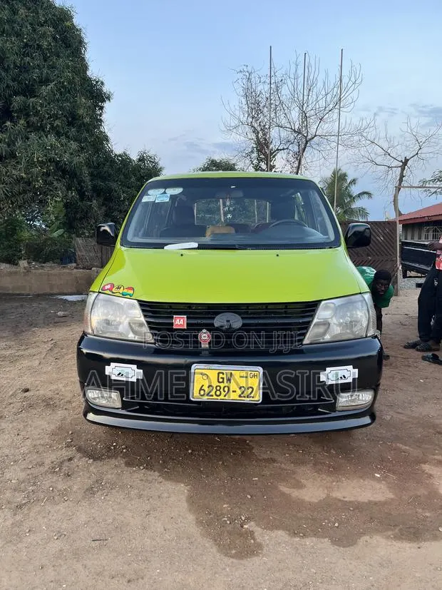 Toyota HiAce 2010 Green · Photo 1