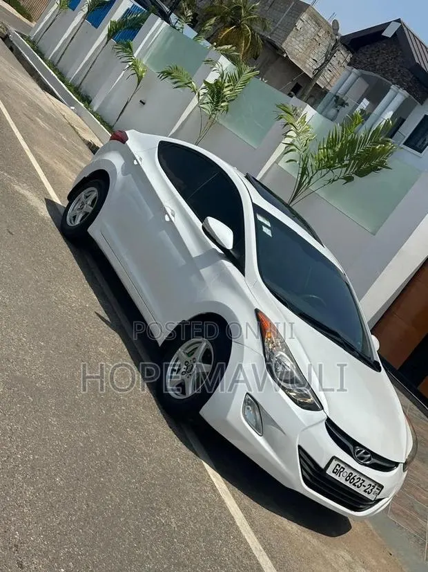 Hyundai Elantra Limited Sedan FWD (1.8L 4cyl 6A) 2013 White · Photo 1