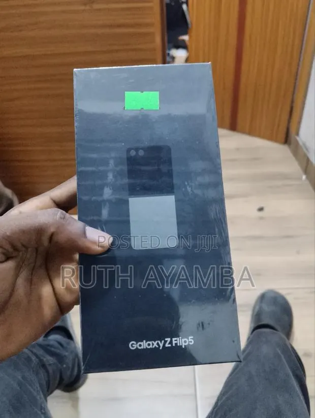 New Samsung Galaxy Z Flip5 256 GB Black · Photo 1