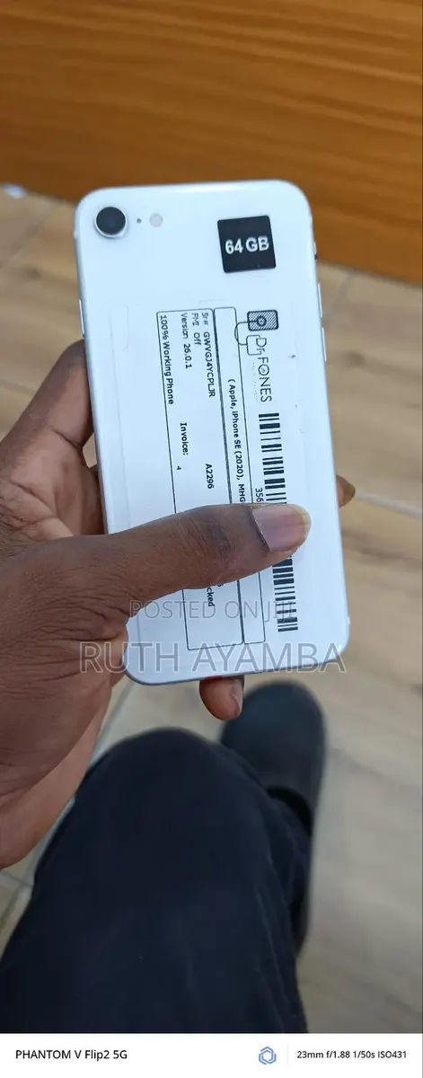 Apple iPhone SE (2020) 64 GB Silver · Photo 1