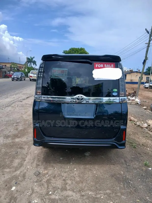 Toyota Voxy 2022 Black · Photo 1
