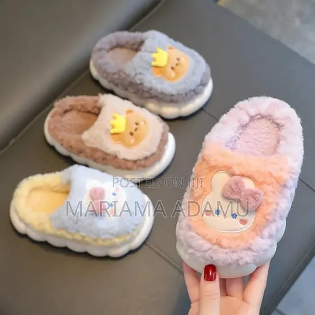 Kids Fluffy Slippers · Photo 1