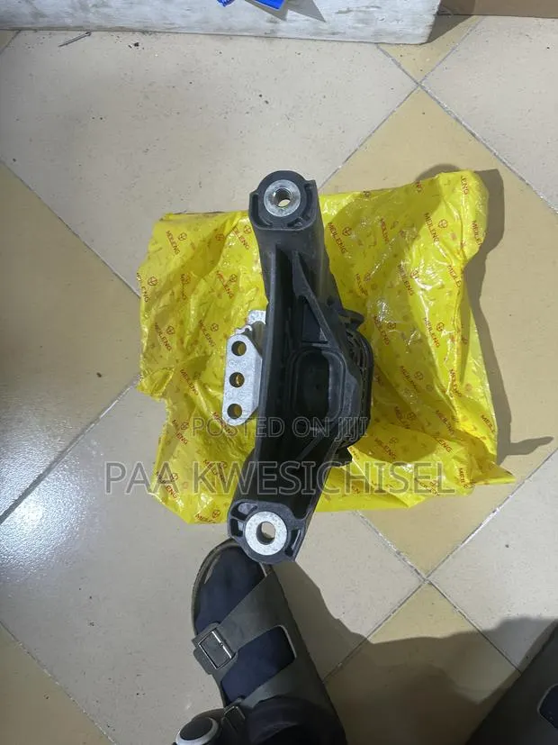 Honda CR-V 2023 2024 2025 Engine Seat · Photo 1
