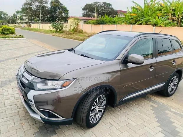 Mitsubishi Outlander SE FWD 2019 Brown · Photo 1