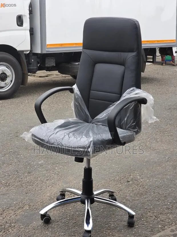 Executive Leather High-Back Swivel Chair · Photo 1