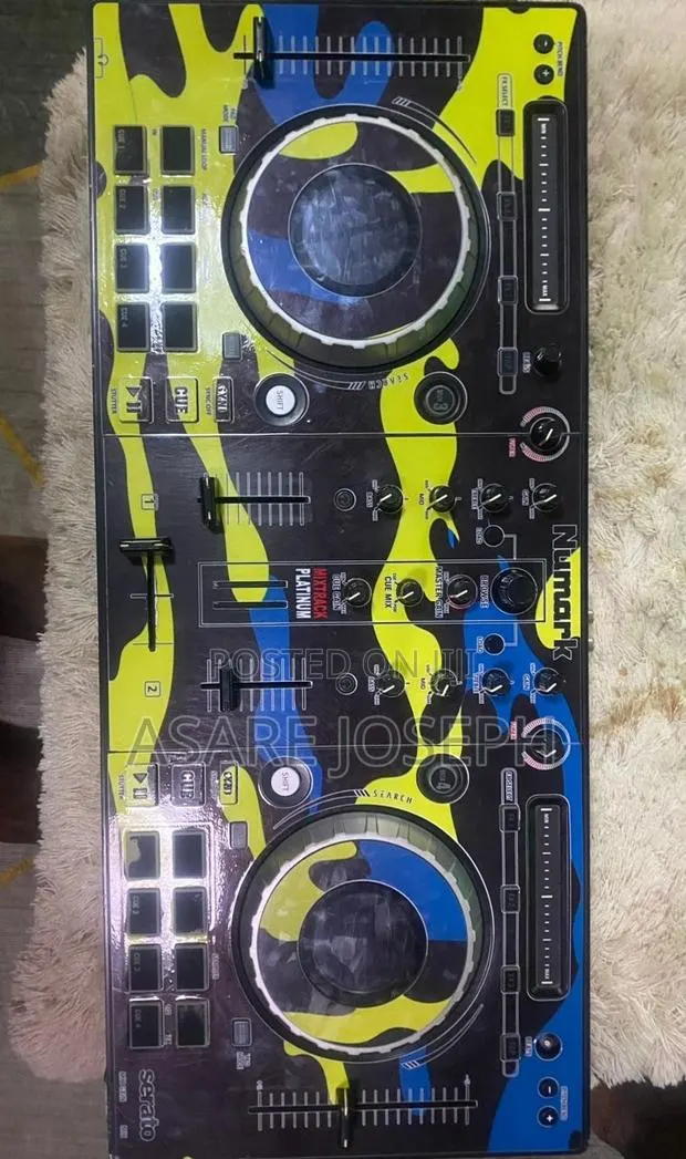 Numark Mixtrack Platinum · Photo 1