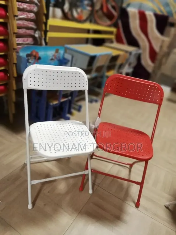 Dotted Flat-Back Chair · Photo 1