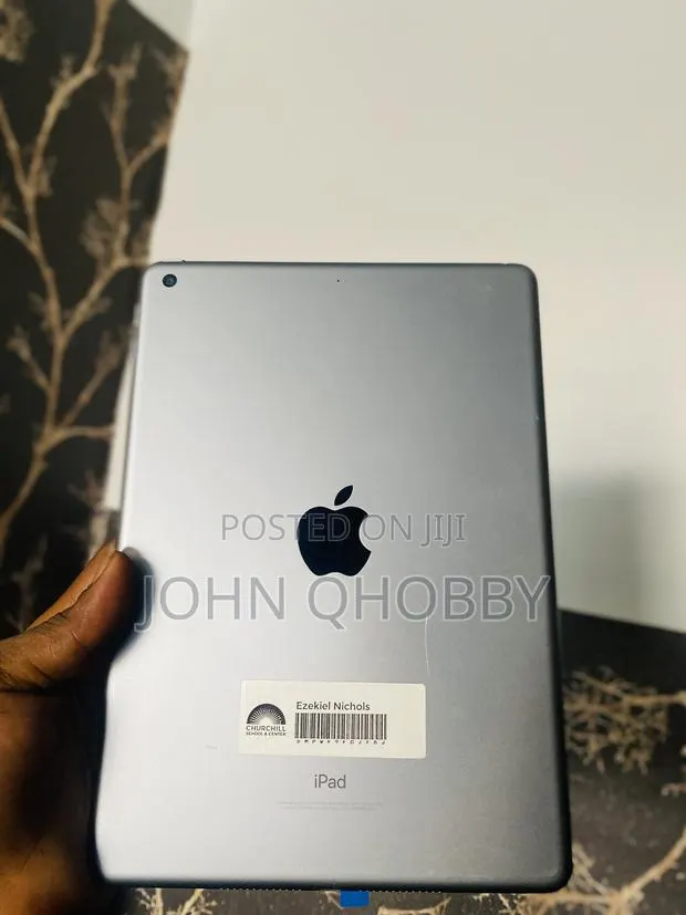 Apple iPad 9.7 32 GB Gray · Photo 1