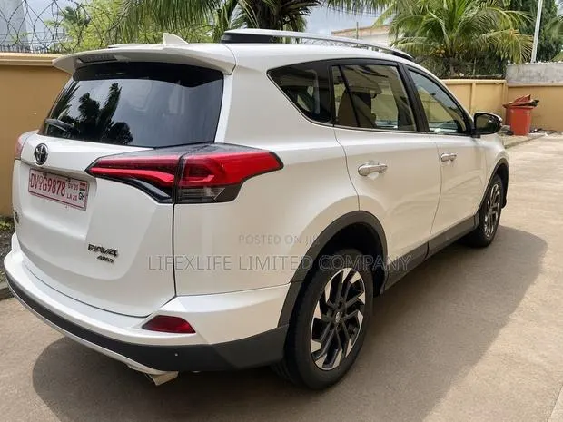 Toyota RAV4 XLE AWD (2.5L 4cyl 6A) 2017 White · Photo 1