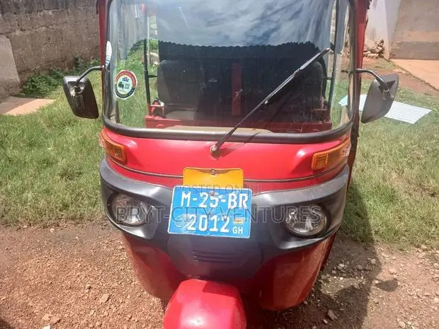 Bajaj RE 2024 Red · Photo 1