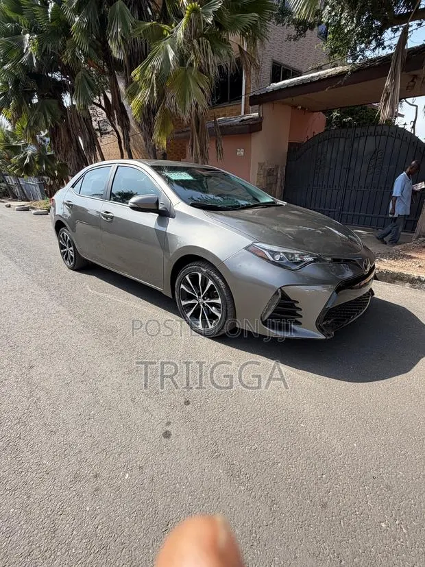 Toyota Corolla SE Special Edition 4dr Sedan (1.8L 4cyl CVT) 2017 Gray · Photo 1