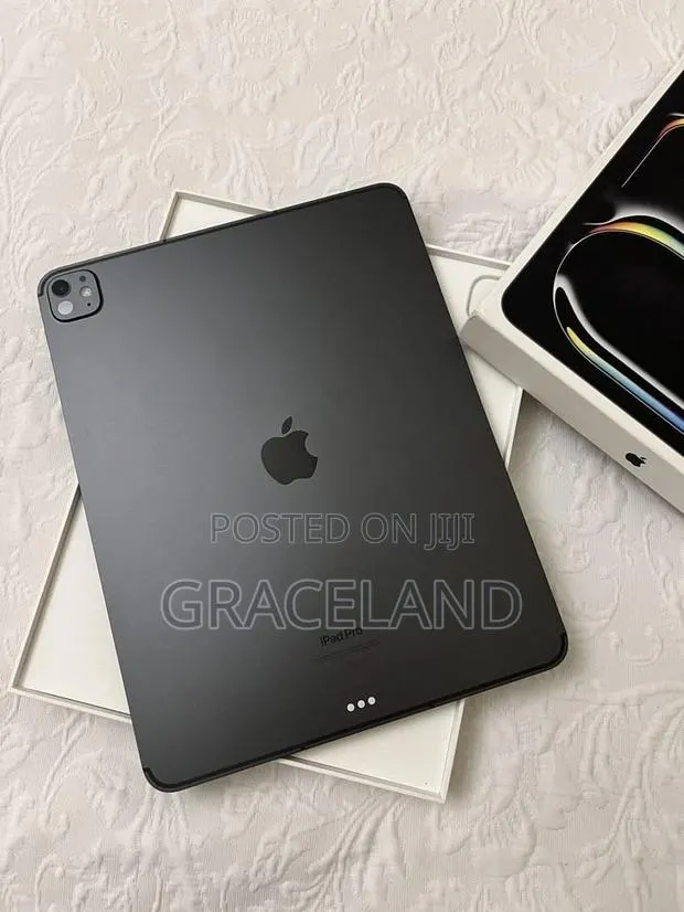 New Apple iPad Pro 13 (2025) 256 GB Black · Photo 1