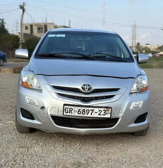Toyota Belta 2010 Silver · Photo 1