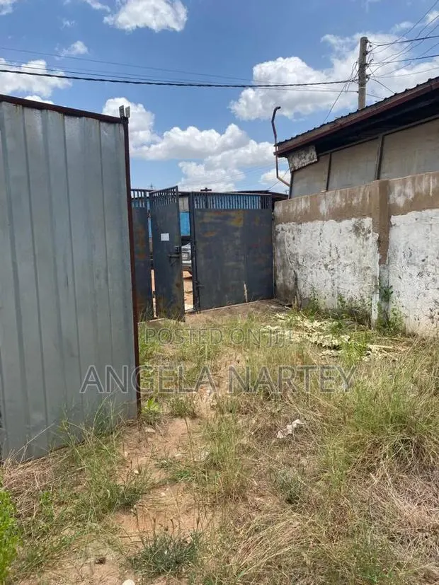 100/95 Feet at East Legon, Close to a C Mall · Photo 1