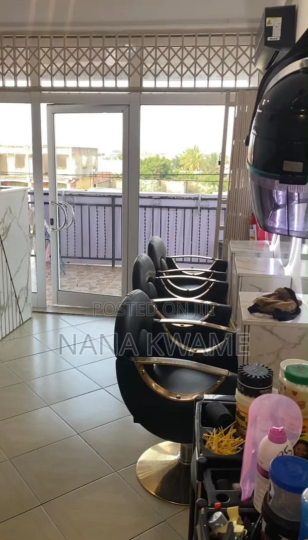 Fully Furnished Salon Available · Photo 1
