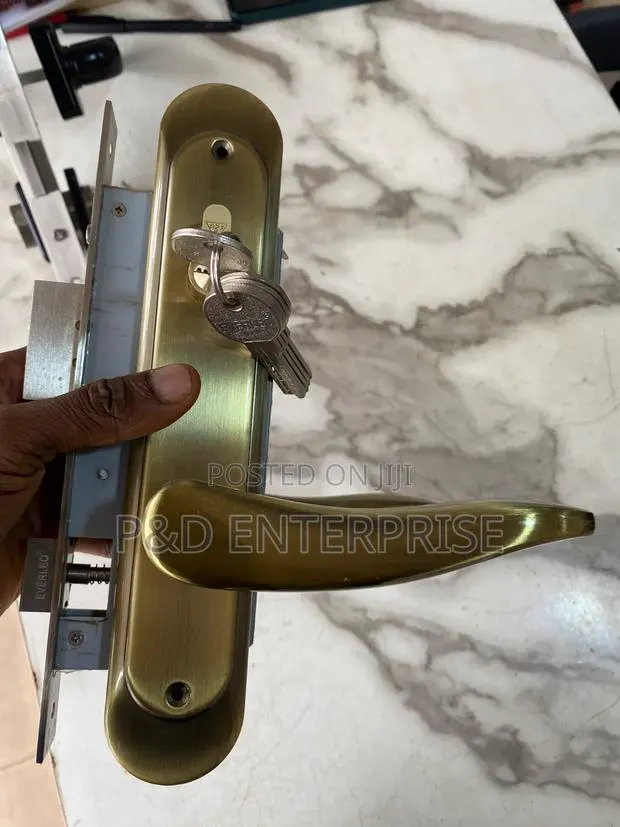 Quality EVALEO Lock. (Curved Handle) · Photo 1