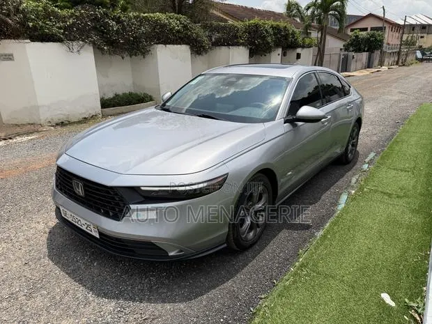 Honda Accord EX CVT 2023 Silver · Photo 1