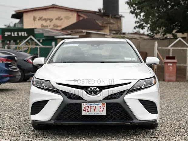 Toyota Camry 2018 White · Photo 1