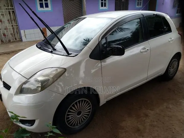 Toyota Vitz 1.3 AWD 5dr 2010 White · Photo 1