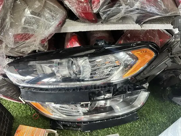 Ford Fusion 2013-2016 Original Headlight Pair · Photo 1