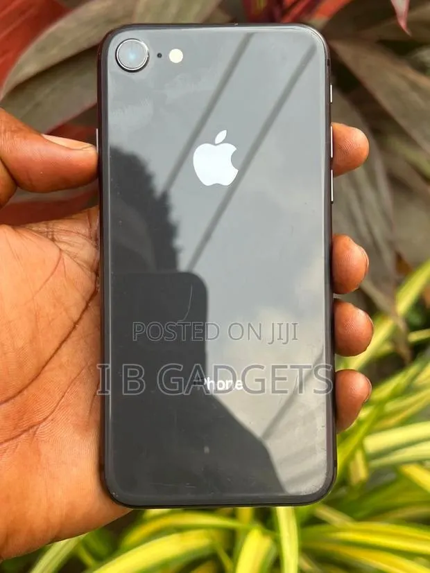 Apple iPhone 8 64 GB Black · Photo 1