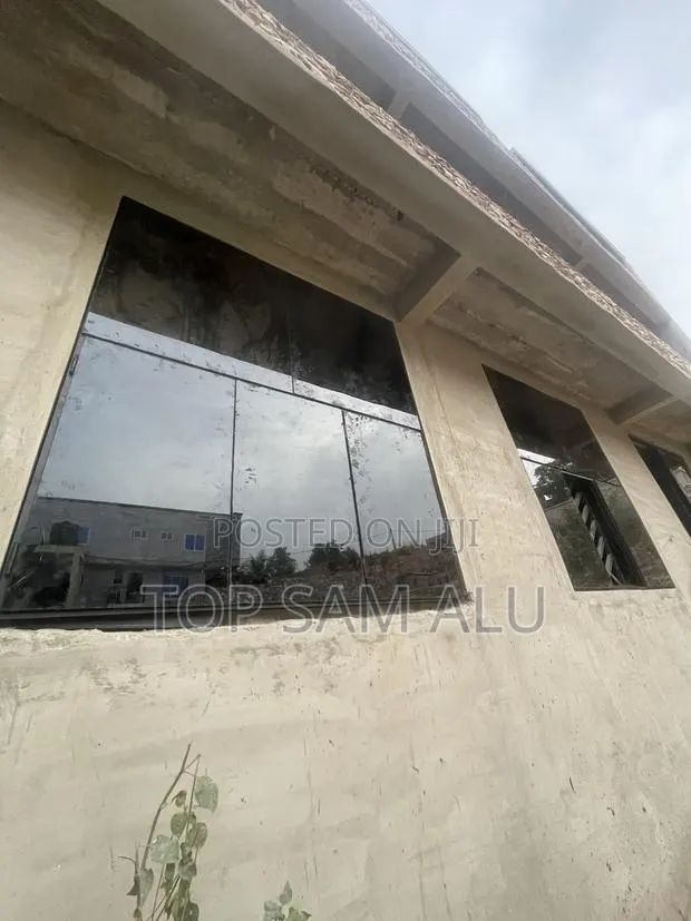 Frameless Casement Window · Photo 1