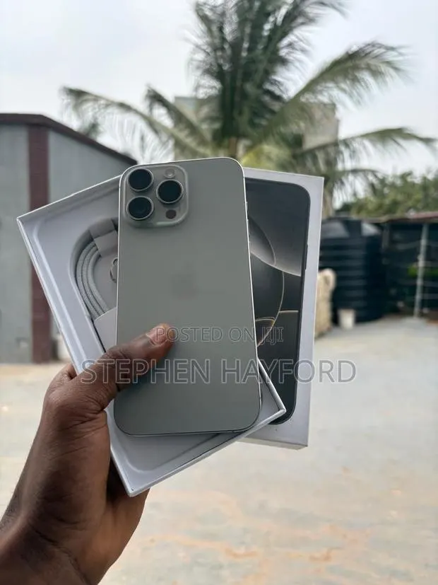 Apple iPhone 16 Pro Max 256 GB Silver · Photo 1