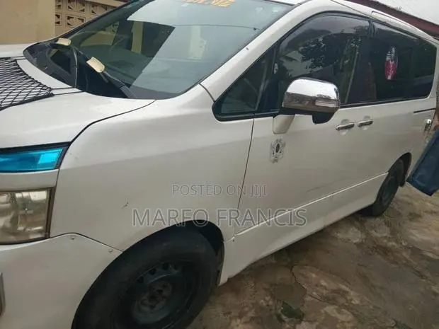 Toyota Voxy 2013 White · Photo 1