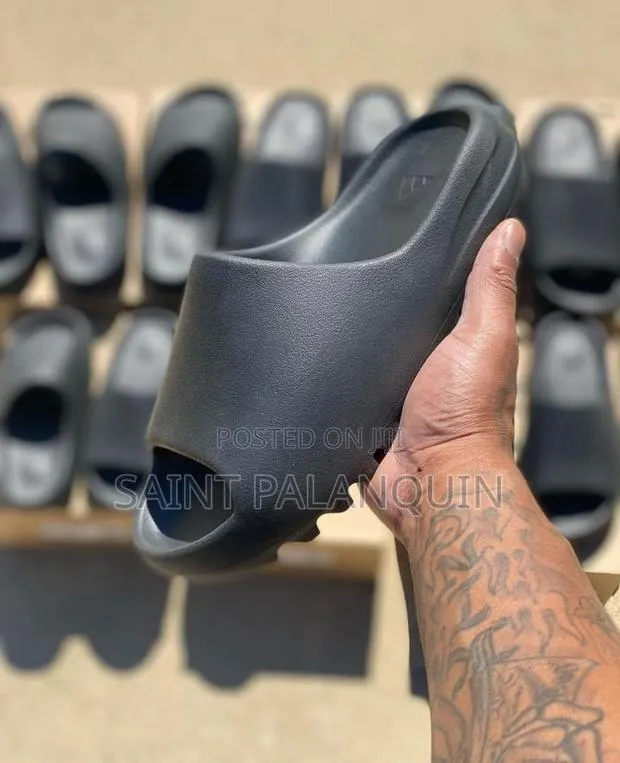 Adidas Yeezy Slides · Photo 1