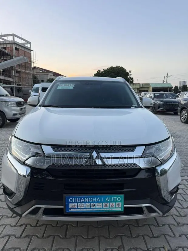 Mitsubishi Outlander 2019 White · Photo 1