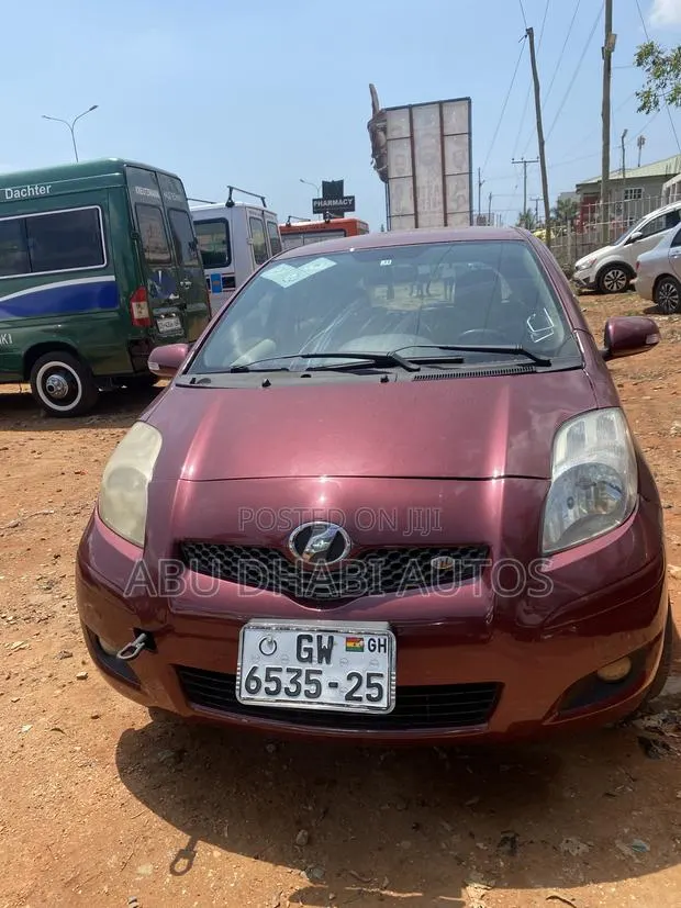 Toyota Vitz 1.3 AWD 5dr 2010 Brown · Photo 1