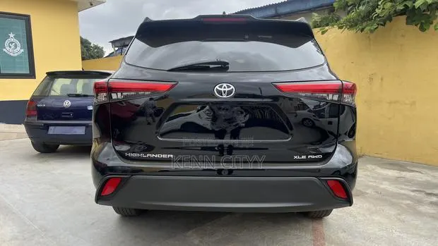 Toyota Highlander XLE AWD 2023 Black · Photo 1