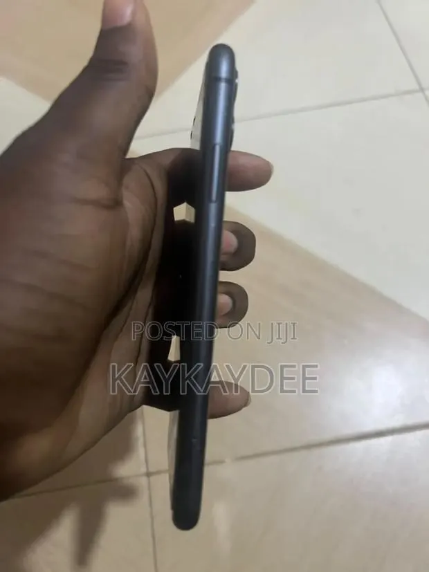 Apple iPhone 11 128 GB Black · Photo 1